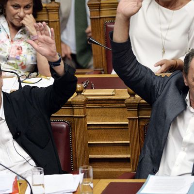 Euclid Tsakalotos ja Giorgos Stathakis äänestivät Kreikan parlamentissa Ateenassa perjantaina.