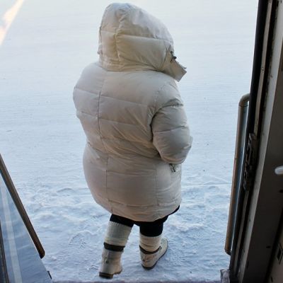 Matkustaja jää junan kyydistä asemalle
