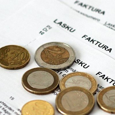 Kuvassa laskuja ja muutamia euroja.