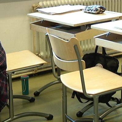 Tyhjät pulpetit luokkahuoneessa.
