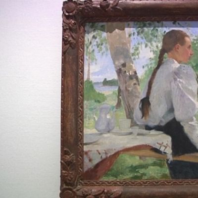 Nuori nainen istuu koivun alla, Helene Schjerfbeckin maalaus Ada Thilénistä.