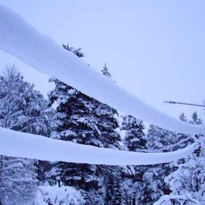 Tykkylumi painaa sähköjohtoja