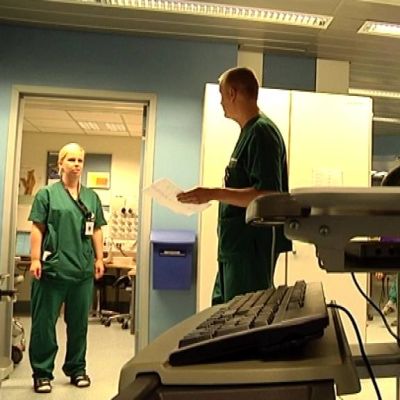 Keski-Suomen keskussairaalasta kuva, jossa tietokoneita etualalla.