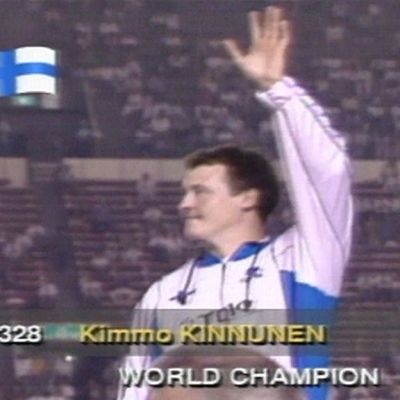 Keihäänheittäjä Kimmo Kinnunen mitalikorokkeella Tokiossa vuonna 1991.
