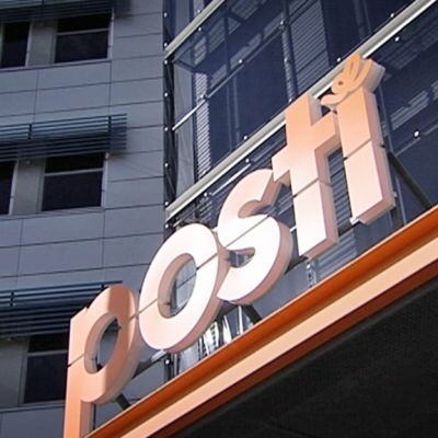 Postin logo toimistorakennuksen edustalla.