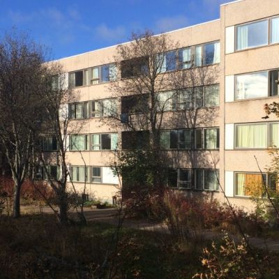 Vastaanottokeskukseksi muuttuva kerrostalo Raumalla.