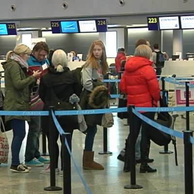 Lentomatkustajia Helsinki - Vantaa -lentoasemalla