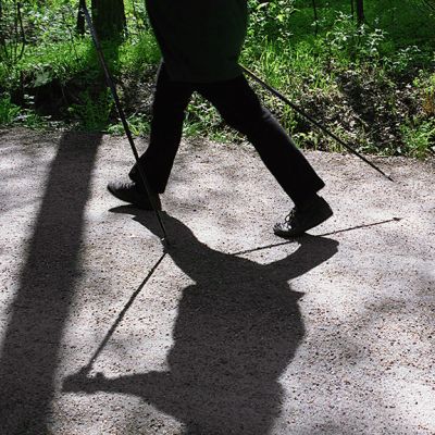Sauvakävelijöitä metsätiellä.