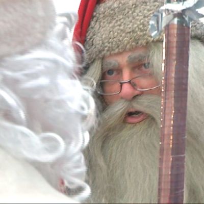 Joulupukki juttelee Pakkasukolle.
