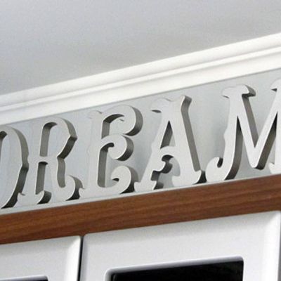 Dream-teksti irtokirjaimista katon rajassa.