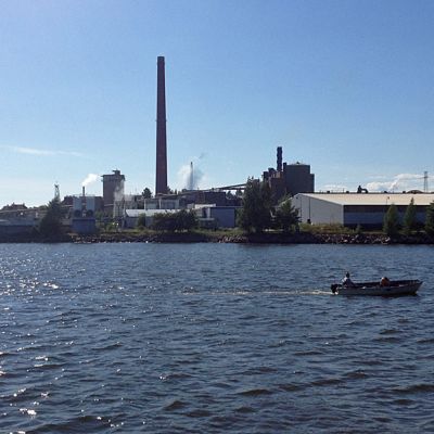 Kotkamills mereltä päin kuvattuna.