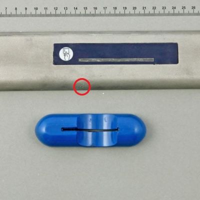 Poliisin irroittama skimmauslaite, joka koostuu kortin lukulaitteesta ja kamerasta.
