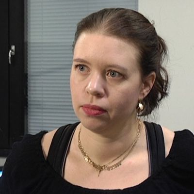 Kansanedustaja Anna Kontula Ylen studiolla.