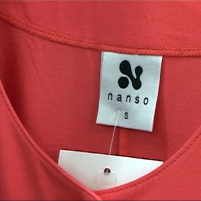 Nanson logo punaisessa paidassa