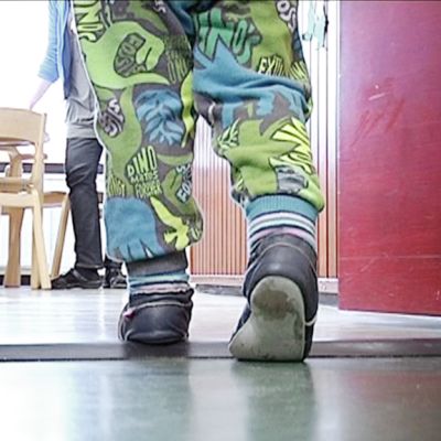 Lapsi päiväkodissa.
