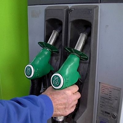 Mies ottaa tankkauspistoolin käteensä.