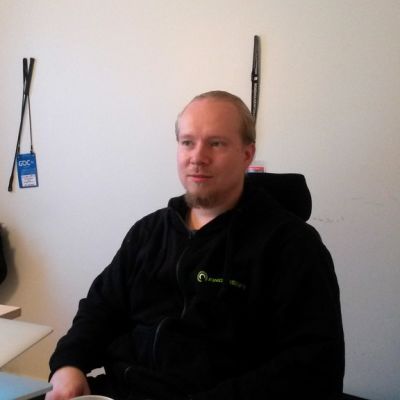 Fingersoftin toimitusjohta Teemu Närhi työhuoneessaan.