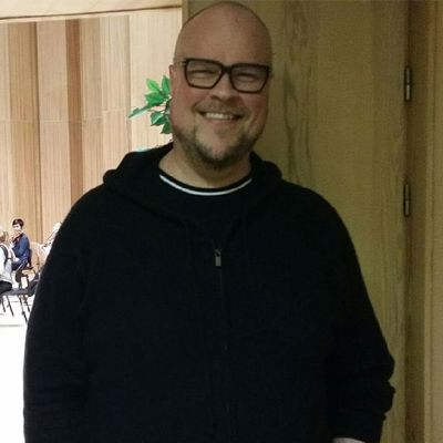 Juha Uusitalo harjoituksissa Kokkolassa, taustalla kapellimestari, orkesteria ja flyygeli.