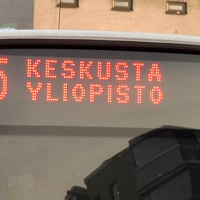 Linja-auto pysäkkillä