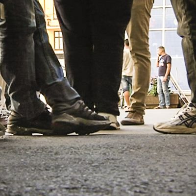 Nuoria miehiä oleskelee kadulla.