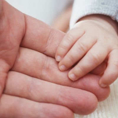 Vanhemmuutta on rajoitettu jo aiemmin Kiinassa. Lienee epätodennäköistä, että lapsien teko kiellettäisiin lailla, vaikka maapallo ylikansoittuisikin. Kuvassa vauvan käsi aikuisen kädessä.