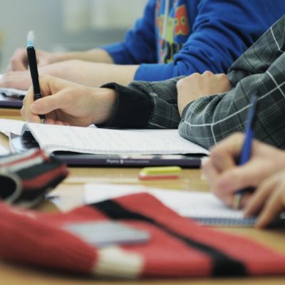 Opiskelijat tekevät muistiinpanoja.