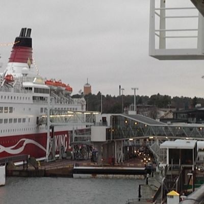 Matkustajat poistuivat vaurioittuneesta Viking Amorellasta Maarianhaminassa.