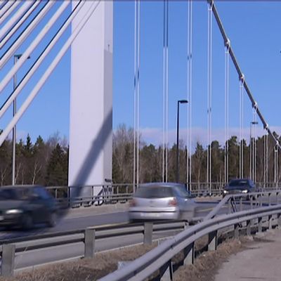 Henkilöautot kulkevat Kirjalansalmen sillalla.