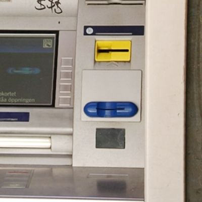 Automaatti, johon oli asennettu kortin kopiointiin soveltuva kaksiosainen laite.