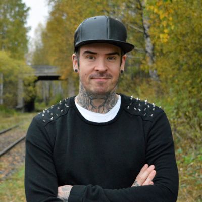 Kristoffer Ignatius seisoo rautatietunnelin edessä.