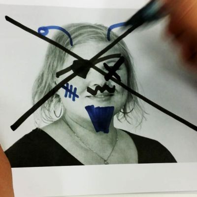 Mies sotkee valokuvaa.