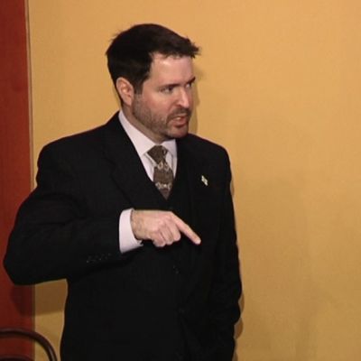 Jed Willard (vas.) ja Adam Berinsky suunnittelemassa suomalaisvirkamiesten informaatiotaitojen koulutusta 18. tammikuuta 2016.