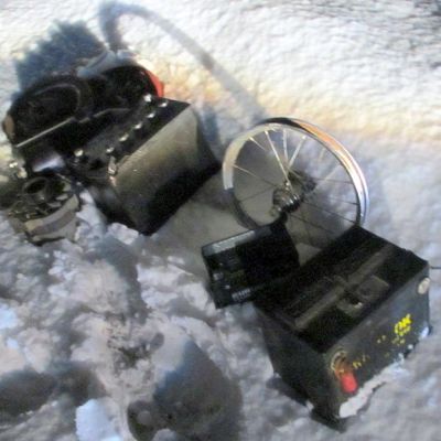 Sekalaista purkujätettä on levitelty tielle