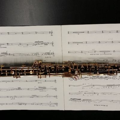 Oboe nuottien päällä kuvattuna.