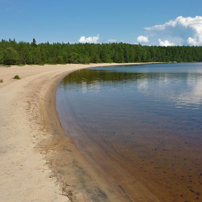 Ärjänsaaressa on pitkiä hiekkarantoja.