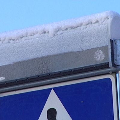 Talvinen suojatien merkki.