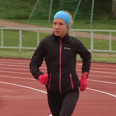 Juoksija Minttu Hukka juoksee radalla.