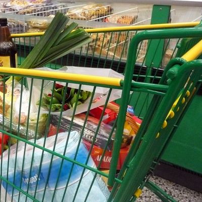 Ostoskärryt täyttyvät purjoista ja pulloista.