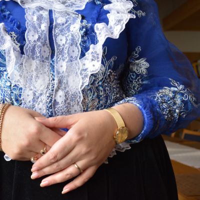 Kuvassa lähikuva romaninaisesta.