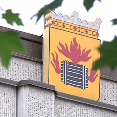 Kuvassa on Kokkolan kaupungintalon seinässä oleva Kokkolan vaakuna.