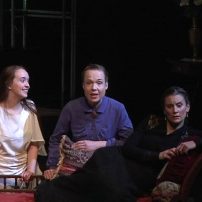 Tsehovin näytelmän kolmea sisarta esittävät Malla Ylijurva (Irina), Helka Periaho (Olga) ja Eeva Hautala (Maša).