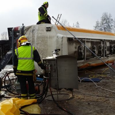 Kaatunut säiliörekka ja palomiehiä valtatiellä 26 15. helmikuuta 2016.