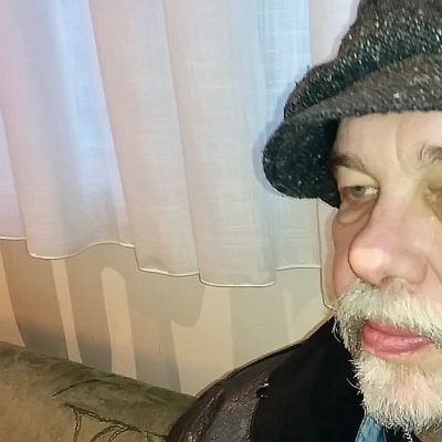 Kuvassa istuu mies nimeltä Jukka Syrenius