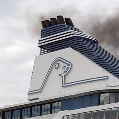 Kuva Silja Serenaden savuttavasta piipusta.