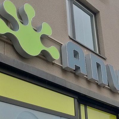 Kuvassa Anvian kyltti Seinäjoen myymälän Seinässä.