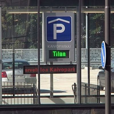 Hämeenlinnan Kaivoparkki-pysäköintitalo.