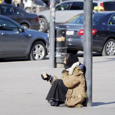 Romanialainen nainen kerjää kadulla Helsingissä.