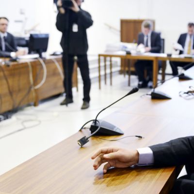 Kaikkonen oikeussalissa.