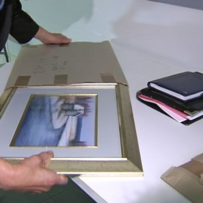 KRP:n vaalirahatutkinnan aikana takavarikoima taulu otetaan suojuksesta.