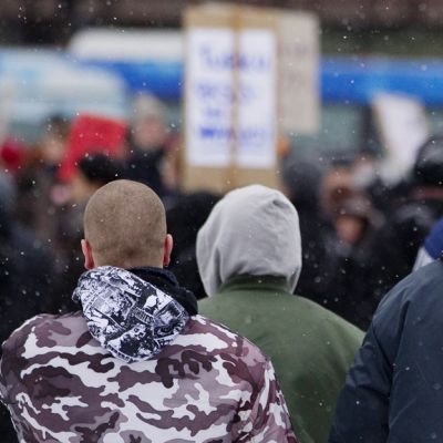 Joukko äärioikeistolaisia seurasi rasisminvastaista kulkuetta Turussa lauantaina 20. marraskuuta 2010.